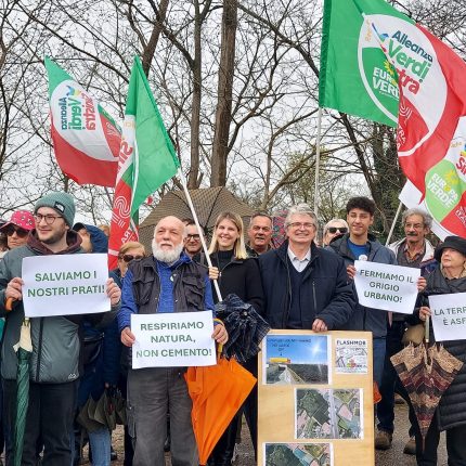 In ottanta sotto la pioggia per tutelare l’ultima campagna di Treviso dal cemento e asfalto del quarto lotto della tangenziale di Treviso