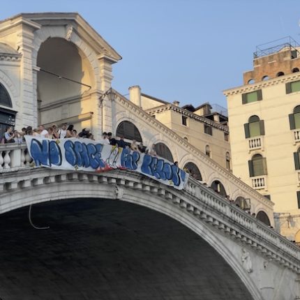 Venezia, Zanella: giustissime proteste anti Bezos, critiche al modello di cittàZaia sposta il discorso sull’apertura ma che c’entra?