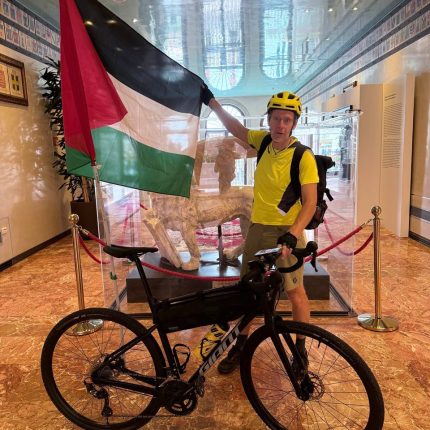 Palestina. Masolo (AVS): “In Consiglio in bici con bandiera fino a quando non verrà discussa nostra mozione”
